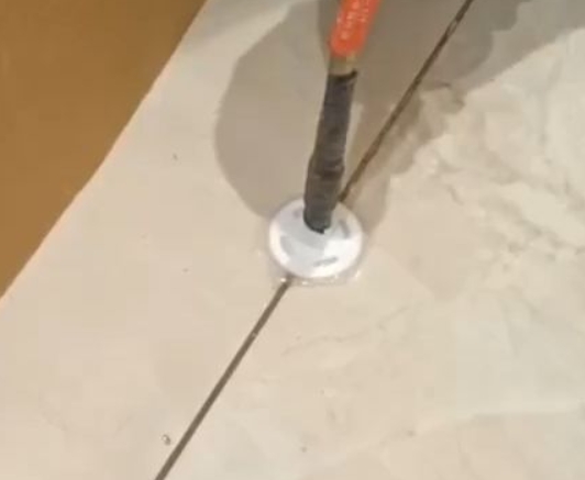 铜仁瓷砖空鼓维修公司专业解答瓷砖在铺贴过程中，如果没有涂抹均匀到位的粘结材料（如水泥砂浆或瓷砖胶），可能会导致以下问题